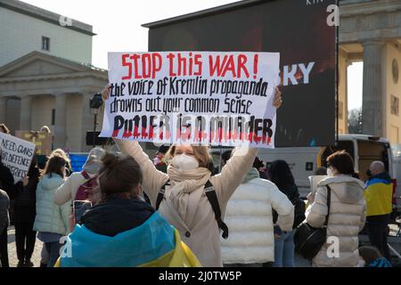 Berlin, Deutschland. 20. März 2022. Am 30. März 2022 protestierten Menschen vor dem Brandenburger Tor in Berlin gegen den Krieg Russlands in der Ukraine. (Bild: © Michael Kuenne/PRESSCOV über ZUMA Press Wire) Stockfoto