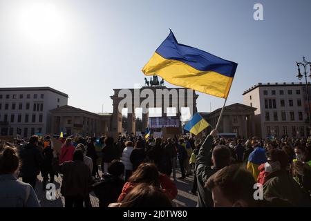 Berlin, Deutschland. 20. März 2022. Am 30. März 2022 protestierten Menschen vor dem Brandenburger Tor in Berlin gegen den Krieg Russlands in der Ukraine. (Bild: © Michael Kuenne/PRESSCOV über ZUMA Press Wire) Stockfoto