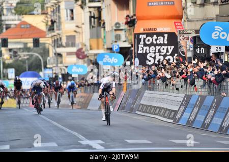 Sanremo, Italien. 19. März 2022. Milan-Sanremo 2022: Matej Mohoric gewann den 'Spring Classic'. Kredit: Unabhängige Fotoagentur/Alamy Live Nachrichten Stockfoto