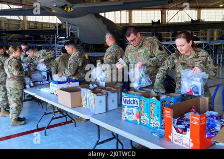 8. März 2022 - Moffett Air National Guard Base, Kalifornien, USA - zur Unterstützung der Ukraine, unserer Partnernation im Rahmen des Staatspartnerschaftsprogramms der Nationalgarde, trafen sich die Luftwaffe des Rettungsflügels 129., um am 8. März 2022 auf der Moffett Air National Guard Base, Kalifornien. Die Pakete werden nach Übersee geschickt und an ukrainische Flüchtlinge übergeben, die durch den Krieg mit Russland vertrieben wurden. Die Airmen füllten über 300 Beutel mit Socken, Snacks und Mundhygiene-Artikeln, die aus Mitteln der Top 3 des Flügels und der Chief's Group für die humanitäre Hilfe gespendet wurden. (Bild: © U.S. National Gu Stockfoto