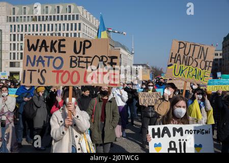 Berlin, Deutschland. 20. März 2022. Am 30. März 2022 protestierten Menschen vor dem Brandenburger Tor in Berlin gegen den Krieg Russlands in der Ukraine. (Bild: © Michael Kuenne/PRESSCOV über ZUMA Press Wire) Stockfoto