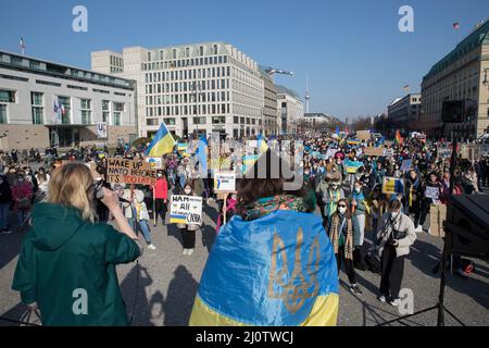 Berlin, Deutschland. 20. März 2022. Am 30. März 2022 protestierten Menschen vor dem Brandenburger Tor in Berlin gegen den Krieg Russlands in der Ukraine. (Bild: © Michael Kuenne/PRESSCOV über ZUMA Press Wire) Stockfoto