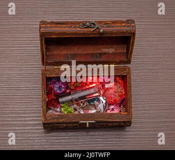 Versteckte Schatzdiamanten und andere Luxusgegenstände in offener Holzkiste Stockfoto
