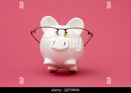 Keramikschweinebank mit Brille und Blick nach oben Stockfoto