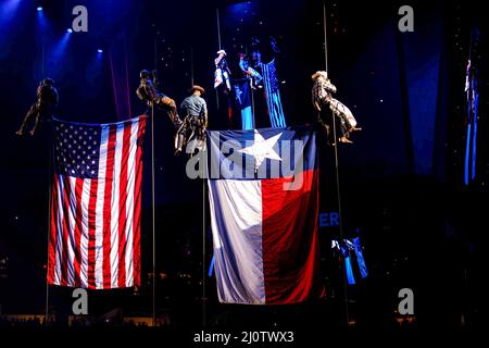 San Antonio, Texas, USA. 26.. Februar 2022. US Air Force Airmen stoßen bei der San Antonio Stock Show und dem Rodeo, 26. Februar 2022, mit Flaggen ab. Die San Antonio Stock Show und das Rodeo sind eine der größten Veranstaltungen, die jedes Jahr stattfinden, mit rund 1,5 Millionen Besuchern, die das Messegelände jedes Jahr betreten. Kredit: U.S. Army/ZUMA Press Wire Service/ZUMAPRESS.com/Alamy Live Nachrichten Stockfoto