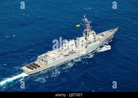 Philippinische See. 13. März 2022. Matrosen bilden die Form von 111 auf dem Flugdeck des Lenkraketen-Zerstörers USS Spruance der Arleigh Burke-Klasse (DDG 111). Die Abraham Lincoln Strike Group befindet sich im geplanten Einsatzgebiet der US-Flotte für 7., um die Interoperabilität durch Allianzen und Partnerschaften zu verbessern und gleichzeitig als reaktionsfähige Truppe zur Unterstützung einer freien und offenen Region im Indo-Pazifik-Raum zu dienen. Quelle: U.S. Navy/ZUMA Press Wire Service/ZUMAPRESS.com/Alamy Live News Stockfoto