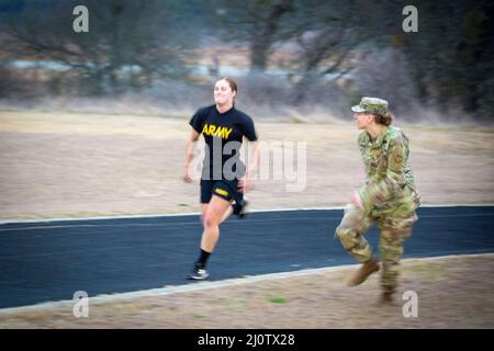 Camp Bullis, Texas, USA. 4. März 2022. US Army Reserve Sgt. 1. Klasse Karla Parker, 2. Medical Brigade Sponser, Cheers on PFC. Taylynn Cross, Teilnehmer der medizinischen Brigade 2., während des ACFT beim Consortium Best Warrior Competition in Camp Bullis, Texas am 4. März 2022. Kredit: U.S. Army/ZUMA Press Wire Service/ZUMAPRESS.com/Alamy Live Nachrichten Stockfoto