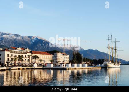 Mehrstöckige Gebäude am Ufer der Stadt Tivat. Montenegro Stockfoto