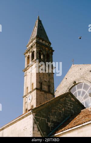 Glockenturm mit der Uhr der Kirche St. Nikolaus auf dem Hintergrund des Himmels. Montenegro Stockfoto