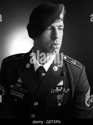 Army Staff Sgt. Adam Krauland, ein kryptologischer Linguist und Fallschirmjäger, der 1. Squadron, 40. Kavallerieregiment (Airborne), 4. Infantry Brigade Combat Team (Airborne), US Army Alaska, zugewiesen wurde, gewann den Non-Commissioned Officer of the Year beim Army's Best Warrior Competition, der letzten Herbst seinen Höhepunkt fand. Krauland ist der erste Soldat für das Kommando der US-Armee Alaska, der diesen Titel verdient hat. (USA Luftwaffe Foto/Justin Connaher) Stockfoto