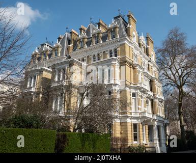 Wohnhaus mit Blick auf den Cornwall Square in South Kensington, in der Nähe der Gloucestor Road im Westen Londons, Großbritannien. Stockfoto