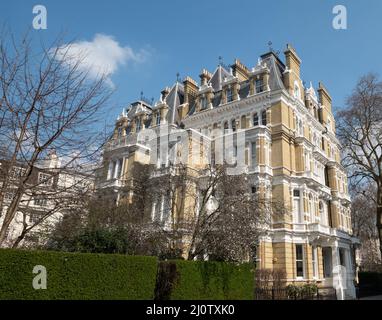 Wohnhaus mit Blick auf den Cornwall Square in South Kensington, in der Nähe der Gloucestor Road im Westen Londons, Großbritannien. Stockfoto