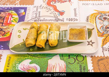 Die Frühlingsrolle, Frühlingsrolle oder Chun kun, ähnlich der Lumpiá, ist eine Rolle aus einer Paste, die mit verschiedenen gehackten Gemüse im Julienne-Stil A gefüllt ist Stockfoto