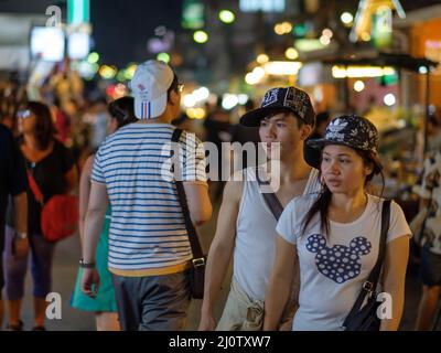 Urbane Szene vom berühmten Nachtmarkt in Hua hin. Hua hin ist eines der beliebtesten Reiseziele in Thailand. Stockfoto