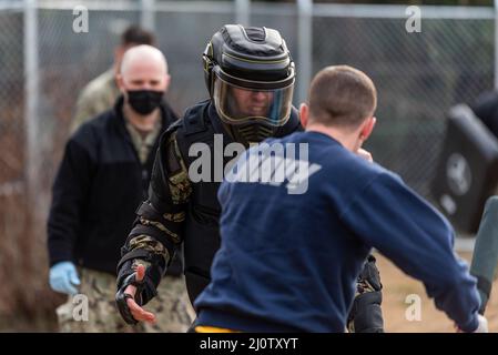 220128-N-VI040-1038 MARINELUFTANLAGE ATSUGI, JAPAN (JAN 28, 2022) Master-at-Arms 2. Klasse Jeffrie Frazier, aus Marietta Ga., spielt eine Rolle als Kämpfer gegen die Festnahme eines Matrosen, der am Oleoresin Capsicum (OC) Spraykurs der Auxiliary Security Force Academy teilnimmt, der vom Sicherheitsministerium an Bord der Naval Air Facility (NAF) Atsugi am 28. Januar 2022 bereitgestellt wird. NAF Atsugi unterstützt die Kampfbereitschaft von Commander, Carrier Air Wing FIVE (CVW 5), Helicopter Maritime Strike Squadron FIVE ONE (HSM-51) und 30 anderen Mieterbefehlen und bietet logistische Unterstützung, Koordination, ein Stockfoto