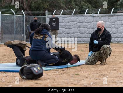 220128-N-VI040-1114 MARINELUFTANLAGE ATSUGI, JAPAN (JAN 28, 2022) Chief Master-at-Arms Michael Johnson beobachtet, wie ein Seemann während des Oleoresin Capsicum (OC) Spray-Trainingskurses der Auxiliary Security Force Academy, der vom Sicherheitsministerium an Bord der Naval Air Facility (NAF) Atsugi am 28. Januar 2022 angeboten wird, einen Takedown an einem Widerstandskämpfer durchführt. NAF Atsugi unterstützt die Kampfbereitschaft von Commander, Carrier Air Wing FIVE (CVW 5), Helicopter Maritime Strike Squadron FIVE ONE (HSM-51) und 30 anderen Mieterbefehlen und bietet logistische Unterstützung, Koordination und Dienste für Einheiten assi Stockfoto