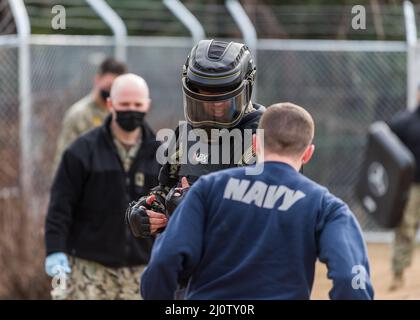 220128-N-VI040-1037 MARINELUFTANLAGE ATSUGI, JAPAN (JAN 28, 2022) Master-at-Arms 2. Klasse Jeffrie Frazier, aus Marietta Ga., spielt eine Rolle als Kämpfer gegen die Festnahme eines Matrosen, der am Oleoresin Capsicum (OC) Spraykurs der Auxiliary Security Force Academy teilnimmt, der vom Sicherheitsministerium an Bord der Naval Air Facility (NAF) Atsugi am 28. Januar 2022 bereitgestellt wird. NAF Atsugi unterstützt die Kampfbereitschaft von Commander, Carrier Air Wing FIVE (CVW 5), Helicopter Maritime Strike Squadron FIVE ONE (HSM-51) und 30 anderen Mieterbefehlen und bietet logistische Unterstützung, Koordination, ein Stockfoto