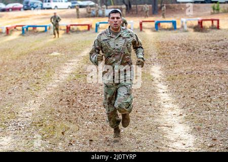 Personal Sgt. Andrew Barnett, 2. Brigade, 98. Training Division (Initial Entry Training), sprintet am 28. Januar 2022 im Rahmen des 2022 Best Warrior Competition der 98. Training Division in Fort Benning, Georgia, in den Hinderniskurs. Der Best Warrior Competition würdigt Soldaten, die sich für die Werte der Armee einsetzen, den Warrior Ethos verkörpern und die Macht der Zukunft repräsentieren. (USA Army Reserve Foto von Sgt. Jeffery Harris) Stockfoto