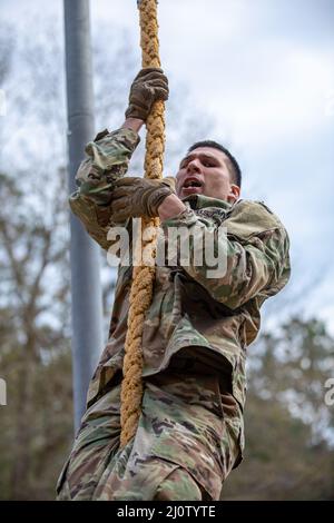 Personal Sgt. Andrew Barnett, 2. Brigade, 98. Training Division (Initial Entry Training), tritt am 28. Januar 2022 in Fort Benning, Georgia, im Hinderniskurs als Teil des 2022 Best Warrior Competition der 98. Training Division an. Der Best Warrior Competition würdigt Soldaten, die sich für die Werte der Armee einsetzen, den Warrior Ethos verkörpern und die Macht der Zukunft repräsentieren. (USA Army Reserve Foto von Sgt. Jeffery Harris) Stockfoto