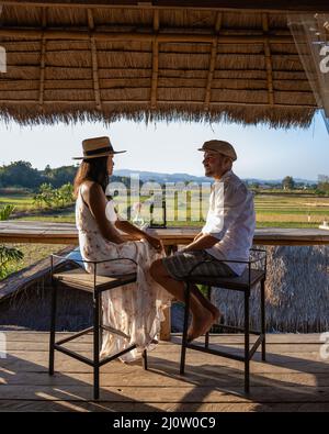 Ehepaar im Urlaub in Nan Thailand mit Kaffee und Tee und Blick über die Landschaft von Nan Thailand Stockfoto