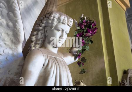 Statue des Engels auf einem alten Grab in Genua Friedhof - Italien Stockfoto