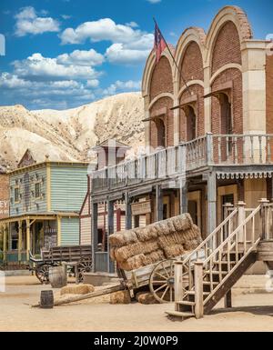 Vintage Far West Stadt mit Saloon. Alte Holzarchitektur im Wilden Westen. Stockfoto