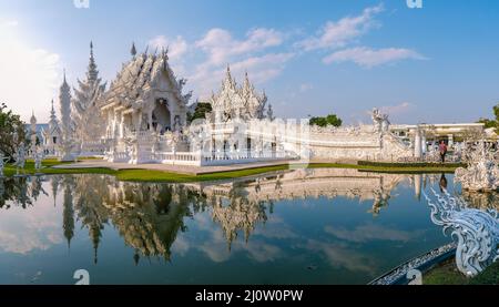 Chiang Rai Thailand, wo der Tempel Chiangrai während des Sonnenuntergangs, Wat Rong Khun, aka der Weiße Tempel, in Chiang Rai, Thailand. Panora Stockfoto