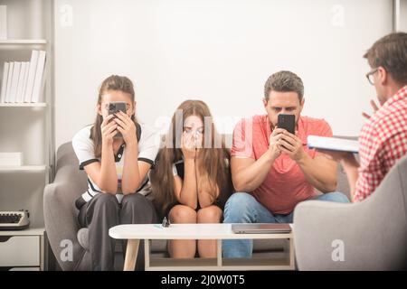 Psychologe geben Familientherapie für Telefon süchtig Papa Mutter und Tochter Mädchen, sucht Stockfoto