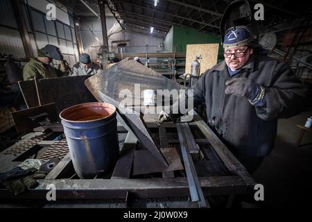 Ursprünglich ein gemeinsames kleineres Unternehmen in Dnipro. Sofort am zweiten Tag nach Kriegsbeginn wechselten sie von der ursprünglichen productio Stockfoto