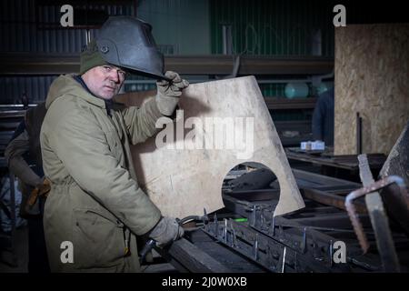 Ursprünglich ein gemeinsames kleineres Unternehmen in Dnipro. Sofort am zweiten Tag nach Kriegsbeginn wechselten sie von der ursprünglichen productio Stockfoto