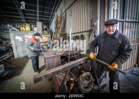 Ursprünglich ein gemeinsames kleineres Unternehmen in Dnipro. Sofort am zweiten Tag nach Kriegsbeginn wechselten sie von der ursprünglichen productio Stockfoto