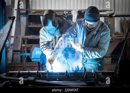 Ursprünglich ein gemeinsames kleineres Unternehmen in Dnipro. Sofort am zweiten Tag nach Kriegsbeginn wechselten sie von der ursprünglichen productio Stockfoto