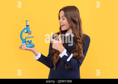 Future Scientist Kid zeigen Finger auf Scope. Nutzen wissenschaftliche Methode. Wissenschaft und Kindheit. Stockfoto