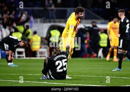 MADRID, SPANIEN - 20. MÄRZ: Eduardo Camavinga von Real Madrid, Gerard Pique vom FC Barcelona während des spanischen La Liga Santander-Spiels zwischen Real Madrid und dem FC Barcelona im Estadio Santiago Bernabéu am 20. März 2022 in Madrid, Spanien (Foto by DAX Images/Orange Picics) Credit: Orange Pics BV/Alamy Live News Stockfoto