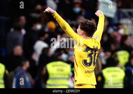 MADRID, SPANIEN - 20. MÄRZ: Gavi vom FC Barcelona feiert während des spanischen La Liga Santander-Spiels zwischen Real Madrid und dem FC Barcelona im Estadio Santiago Bernabéu am 20. März 2022 in Madrid, Spanien (Foto: DAX Images/Orange Picics) Credit: Orange Pics BV/Alamy Live News Stockfoto