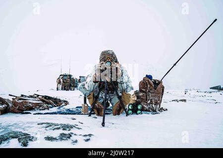 Setermoen, Norwegen. 7. März 2022. Eine US-Marine, die dem Bataillon 3., dem Marineregiment 6., der Marineregiment 2., angeschlossen ist, scannt vor der Übung Cold Response 22 in Setermoen, Norwegen, 7. März 2022 nach Zielen für eine Fire Support Coordination Übung. Übung Cold Response 22 ist eine alle zwei Jahre stattfindende norwegische nationale Bereitschafts- und Verteidigungsübung, die in ganz Norwegen stattfindet und an der jeder seiner Militärdienste, darunter 26 mit der Organisation des Nordatlantikvertrags (NATO) verbündete Nationen und regionale Partner, teilnehmen. Quelle: U.S. Marines/ZUMA Press Wire Service/ZUMAPRESS.com/Alamy Live News Stockfoto