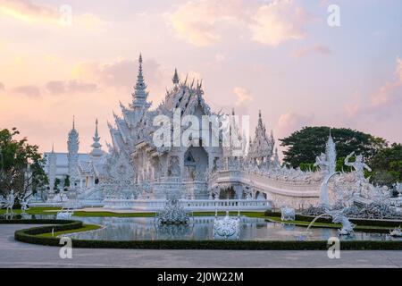 Chiang Rai Thailand, wo der Tempel Chiangrai während des Sonnenuntergangs, Wat Rong Khun, aka der Weiße Tempel, in Chiang Rai, Thailand. Panora Stockfoto