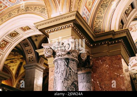 Schwarz-weiße Marmorsäule mit Locken unter der gewölbten Decke im Tempel Stockfoto