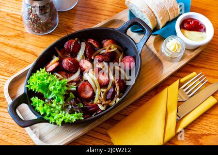 Gebratene Würstchen auf Zwiebeln Stockfoto
