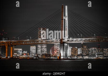 Yokohama Bay Bridge und Yokohama Minato Mirai mit Blick auf die Nacht Stockfoto