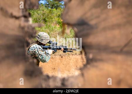 10. März 2022 - Camp Hansen, Okinawa, Japan - U.S. Marine Corps Lance CPL. Robert Iglesias Jr., ein Kampfingenieur mit 1. Bataillon, 3D Marines, 3D Marine Division führt während eines Abrissbereichs in Camp Hansen, Okinawa, Japan, ein Training für städtische Durchbrecher durch, 10. März 2022. Während dieses Trainings haben die Marines ihre Durchbrechungsfähigkeiten verfeinert und sichergestellt, dass sie bereit und in der Lage sind, eine Vielzahl von Missionen überall auf der Welt auszuführen. 1/3 wird im Indo-Pazifik-Raum unter 4. Marineinfanteristen als Teil des Unit Deployment Program eingesetzt. (Bild: © U.S. Marines/ZUMA Press Wire Service/ZUMAPRESS.com) Stockfoto