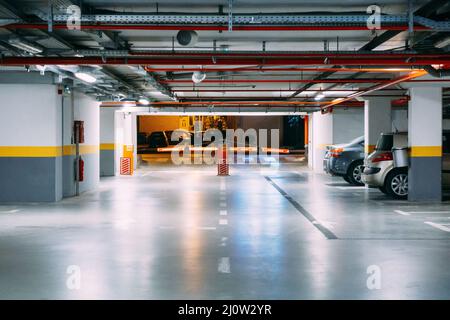 Geparkte Autos am Ausgang in einer großen Tiefgarage Stockfoto