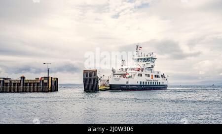 Loch Shira bei Largs. Ein Caledonian MacBrayne Fährdienst nach Cumbrae.Calmac Ferry Largs nach Cumbrae - Loch Shira Stockfoto