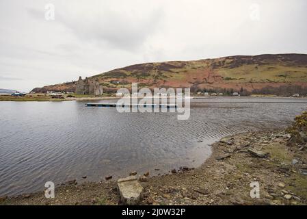 Lochranza Castle an der Nordküste von Arran, Schottland. Die Burg Lochranza ist ein befestigtes Turmhaus mit L-Plan, das auf einem Vorgebirge in Lochranza liegt. Stockfoto