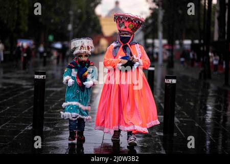 Mexiko-Stadt, Mexiko. 18. März 2022. Die Menschen tragen Kostüme nimmt am Xochimilco Karneval 2022 Teil. (Bild: © David de la Paz/ZUMA Press Wire Service)