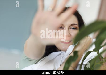 Portrait von jungen Brünette Mädchen mit schön gestylten Haaren in weiß warm gestrickt schwitzt Stockfoto