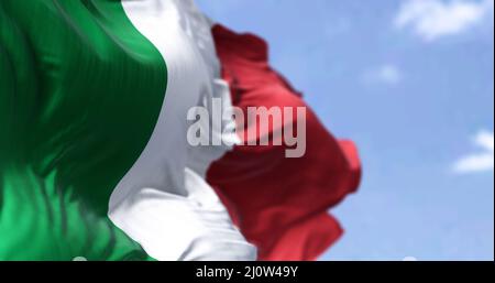 Detail der Nationalflagge Italiens, die an einem klaren Tag im Wind winkt Stockfoto