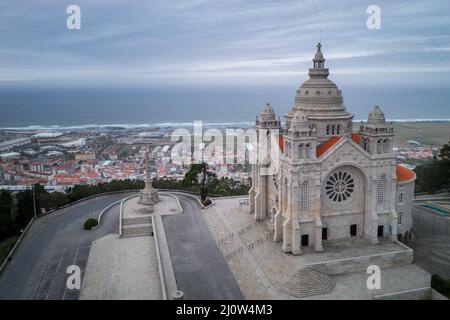 Santa Luzia Kirche Heiligtum Drohne Luftaufnahme in Viana do Castelo und atlantik im Hintergrund, in Portugal Stockfoto