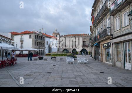 Viana do Castelo Stadtzentrum mit antiken Gebäuden Praca da republica plaza und Kirche, in Portugal Stockfoto