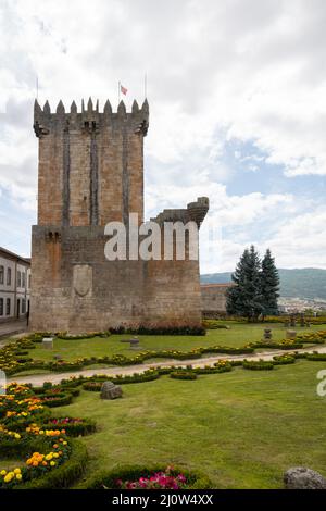 Chaves historische Burg mit schönem Blumengarten im Norden Portugals Stockfoto